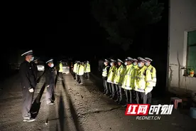 衡阳交警跨区夜查 严打超限超载、非法改装违法行为图片
