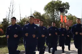 消防员跑30圈，纪念凉山扑火牺牲英雄视频封面