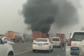 北京东南六环一运送纸箱大货车起火，事发马驹桥路段请提前绕行图片