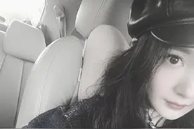 杨幂戴复古贝雷帽自拍 露半脸大眼睛深邃迷人图片
