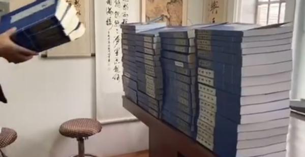 50万元不卖！16年来手抄“四大名著”等70多本