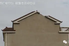 雷雨阵阵往家赶，夫妻俩站在家门口震惊：房子被雷劈了图片