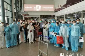 中国驻柬埔寨大使馆协助146名滞柬中国乘客回国图片