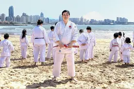 将青岛特色融合进柔道 青岛柔道人沙滩上起练图片