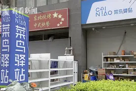 男子假扮外卖员洗劫快递站 还边偷边换“新衣服”图片
