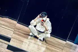 黄子韬晒排练日常 盘腿坐地板自拍帅气不减图片