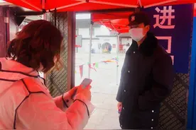 游客边逛边买、商家对市场有信心，闵行区召稼楼古镇恢复开放首日游客不少图片