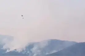 四川西昌森林火灾现场丨火势减弱烟雾较大 直升机出动灭火视频封面