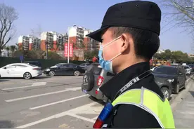武汉“口罩脸”民警：网友寄来防晒霜，曾用6小时劝女子去隔离图片