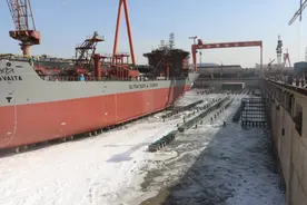 蓬莱造“海上巨无霸”顺利出坞图片