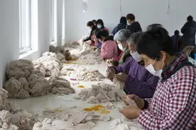 袜企招工难？诸暨这个来料加工中心日均包装8万双袜子图片