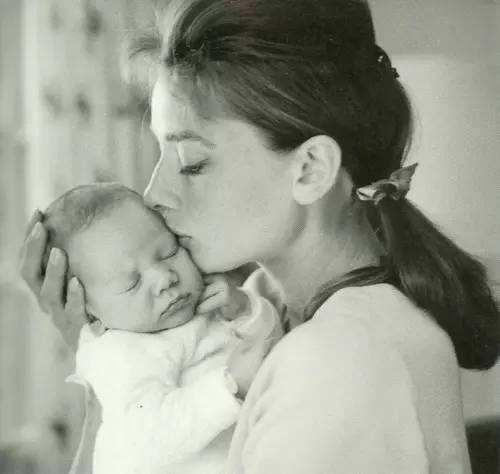 奥黛丽·赫本，女神缘何倾尽所有仍换不来幸福，这得从她的原生家庭说起