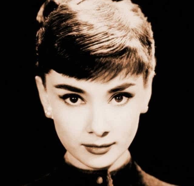 奥黛丽·赫本，女神缘何倾尽所有仍换不来幸福，这得从她的原生家庭说起