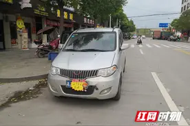 故意遮挡号牌违规载货 鼎城一面包客车被交警查获图片