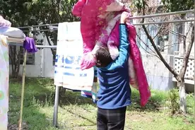 暖心！宿管阿姨帮未返校学生晒上百床被子视频封面