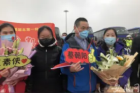 女儿到机场接爸爸凯旋：为庆祝爸爸回家，我学会了做蛋炒饭图片