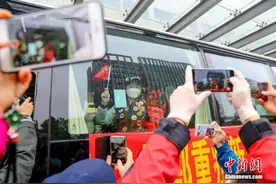 武汉战“疫”记：江城话别李兰娟：你们走时，这里已春暖花开图片