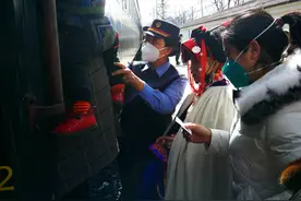 一个彝族姑娘的铁路情缘图片