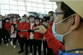 哈医大一院援鄂护士机场隔空求婚：“国家交给的任务我完成了，你准备好嫁给我了吗？”图片