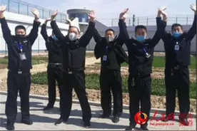 河北：“警服蓝”闪耀在春天里图片