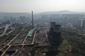 爆破拆除，轰然倒塌！川南标志性建筑——宜宾210米老烟囱“退休”图片