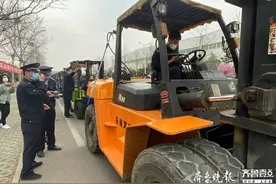 现场检测叉车排放合格当场喷码！城阳首批非道路移动机械申报完成图片