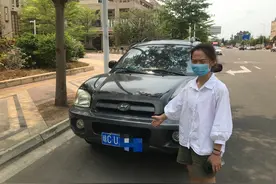 行驶途中引擎盖弹起还能“盲开”？海口涉事女司机因妨碍安全驾驶被罚图片