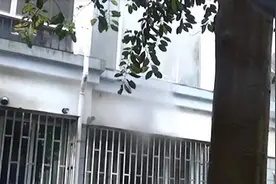 独自在家上网课遇火灾，14岁女孩“教科书式”报警、逃生图片