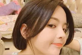 杨超越抿嘴俏皮可爱 晒丰盛晚餐自曝爱苦瓜图片