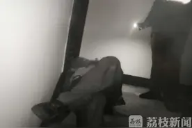 深夜回家差点被黑影绊倒 竟是男子醉卧楼道图片