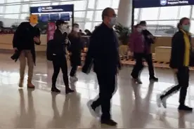 66天共患难结下生死情谊，张定宇送别上海首批援鄂医疗队图片