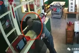 民警进小区找小偷，热心保安看过监控十分激动：这不就是我吗？图片