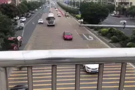 广东惊现百米减速带 车辆通行就像过“搓衣板”视频封面