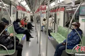 注意！4月起地铁上不得吃韭菜盒子，禁止手机外放……图片