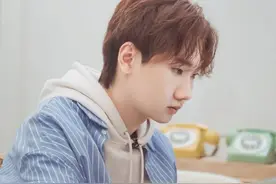 汪苏泷超剧照来袭 蓝白搭配更显活泼图片