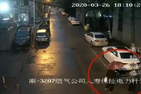 杭州街头，90岁老奶奶雨中独行，接下来的一幕暖了图片