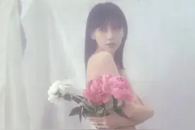 Baby大片拍摄花絮曝光 露白皙香肩眼神妩媚图片