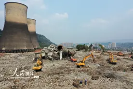 四川宜宾：长江中上游最高“老烟囱”爆破拆除图片