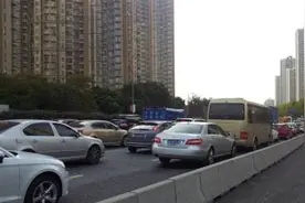 上海龙吴路部分路段4月7日起高峰时段对大型号牌货车限行图片