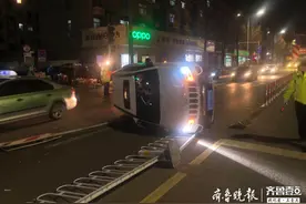 遇交警“漂移”倒车，酒司机撞上隔离墩翻车被抓图片