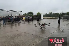 一批种粮大户参加无人机操作技术考试 现代农民手里有了新“玩具”图片