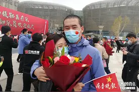 这是最甜蜜的拥抱，聊城“光头”护师回家啦图片