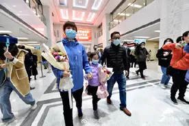 相拥、亲吻！济南38名援湖北医疗队员与家人团聚啦图片