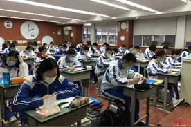 七中万达学校复课首日考试，学生调侃：我对你思念如泉涌，你却用考试来相拥图片