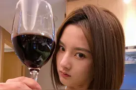 宋祖儿晒照回应深夜醉酒 手捧红酒杯：自罚一杯吧图片