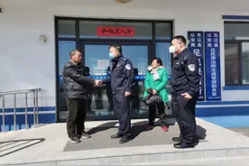 朴实村民捡到治病款 民警全力助其完璧归赵图片