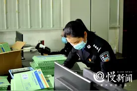 抗疫勇担当！警花两个月办理业务6000余笔，零差错 专解群众“线上”难题图片