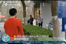 2岁女孩冲向爸爸要抱抱，却被妈妈一把拉住！她的疑问太戳心图片