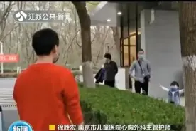 2岁女孩冲向爸爸要抱抱，却被妈妈一把拉住！她的疑问太戳心图片