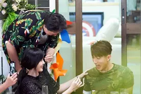《婚前21天》林丽吟蒙眼给吴尊涂口红图片